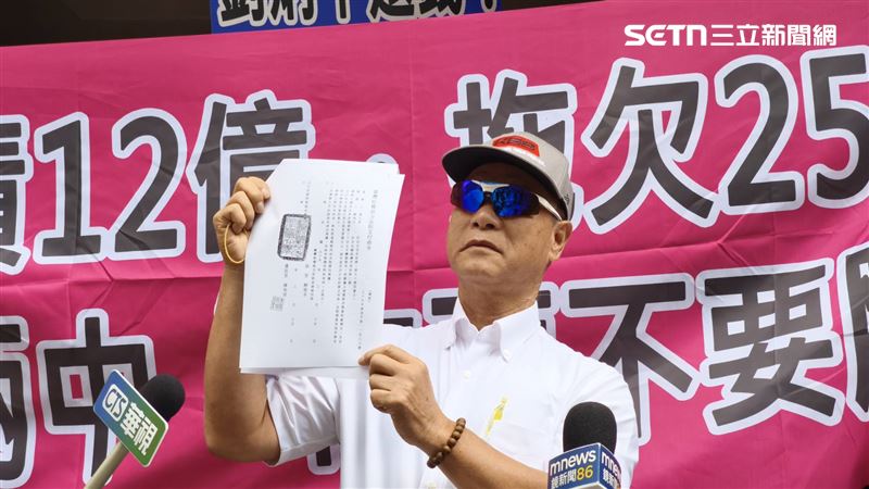 林金龍拿出證明。(圖/記者莊淇鈞攝影)