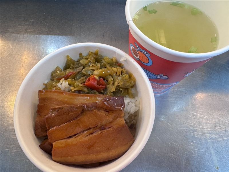 繼滷肉飯後,好市多又推台味新品焢肉飯配蘿蔔湯。(圖/翻攝畫面「Costco好市多 商品經驗老實說」)