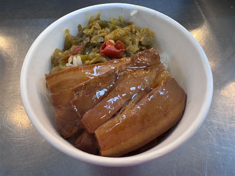 控肉飯內含2大塊油亮的肥瘦肉與酸菜。(圖/翻攝畫面「Costco好市多 商品經驗老實說」)