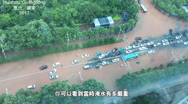 Prozzie分享中國當地淹水畫面。（圖／翻攝自Prozzie YouTube）