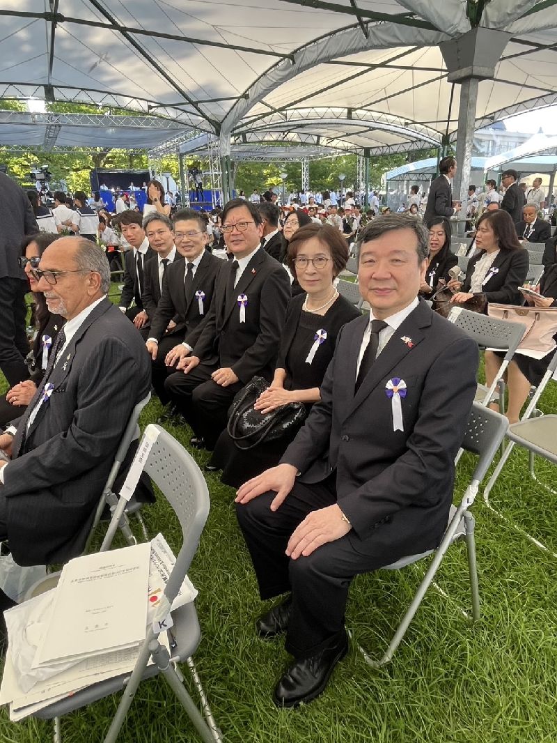 駐日代表李逸洋（右1）6日代表台灣首度出席廣島市和平紀念儀式。他被安排的座位與美國駐日本大使葛拉斯（George Glass）僅有數席之隔，兩人在儀式前握手寒暄。（駐日代表處提供）