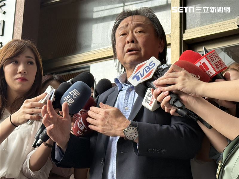民進黨立委王世堅出席中常會前受訪。(圖/記者劉秀敏攝影)