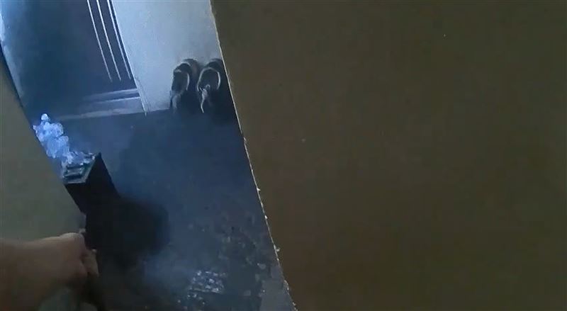 執勤警拿滅火器做初步滅火。（圖／翻攝畫面）