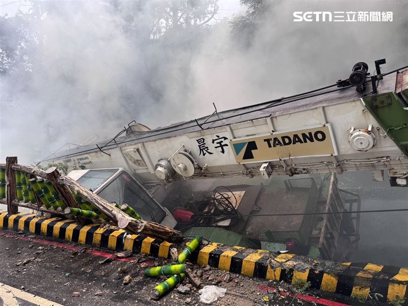 北市林男駕駛吊車行經溫泉路時冒濃煙，他跳車逃生導致吊車滑落邊坡。（圖／翻攝畫面）