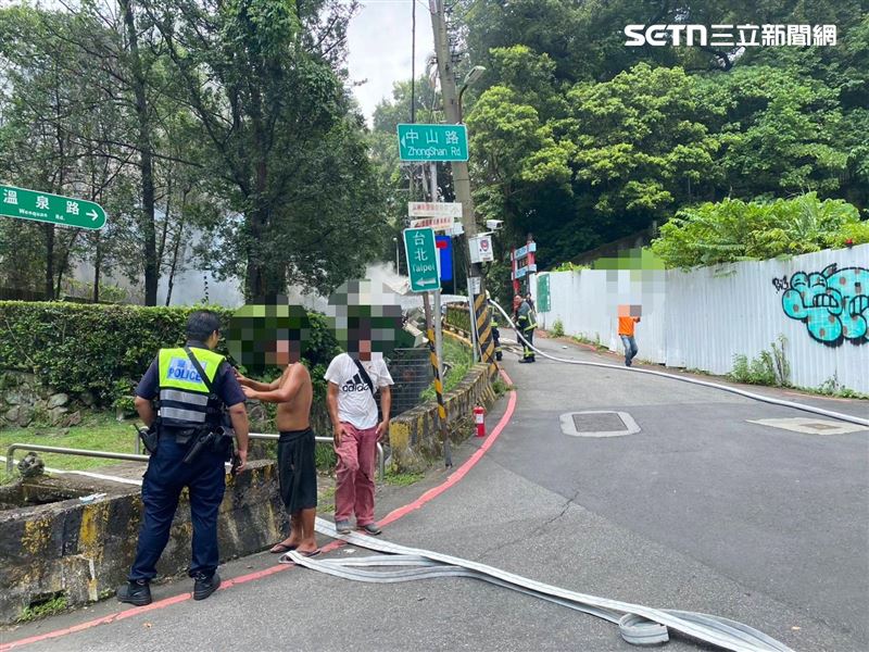 北市林男駕駛吊車行經溫泉路時冒濃煙，他跳車逃生導致吊車滑落邊坡。（圖／翻攝畫面）