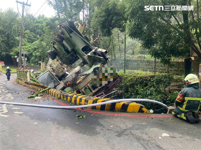 北市林男駕駛吊車行經溫泉路時冒濃煙，他跳車逃生導致吊車滑落邊坡。（圖／翻攝畫面）