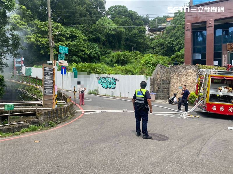 北市林男駕駛吊車行經溫泉路時冒濃煙，他跳車逃生導致吊車滑落邊坡。（圖／翻攝畫面）