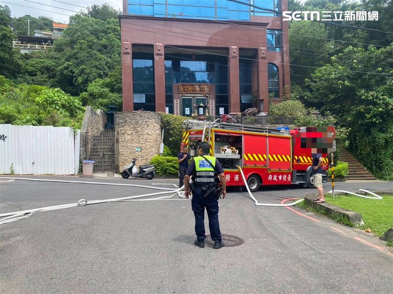 北市林男駕駛吊車行經溫泉路時冒濃煙，他跳車逃生導致吊車滑落邊坡。（圖／翻攝畫面）