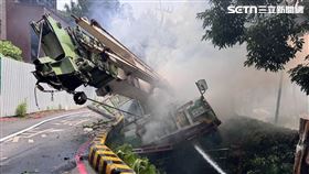 ▲北市林男駕駛吊車行經溫泉路時冒濃煙，他跳車逃生導致吊車滑落邊坡。（圖／翻攝畫面）