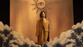 在新歌〈還沒〉MV中，家家一人分飾兩角（圖／相信音樂提供）