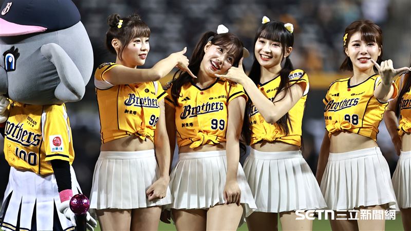 PS女孩韓籍成員JJUBI(左2)、金渡兒(中)。(圖/記者劉彥池攝影)