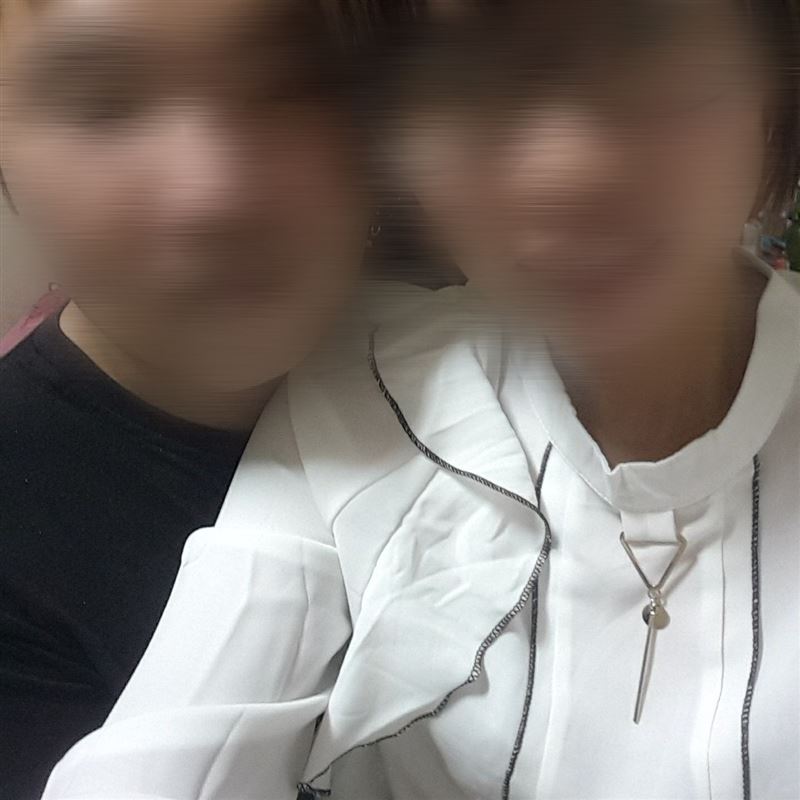 黃女與丈夫昔日貼臉恩愛照曝光。(圖/翻攝臉書)