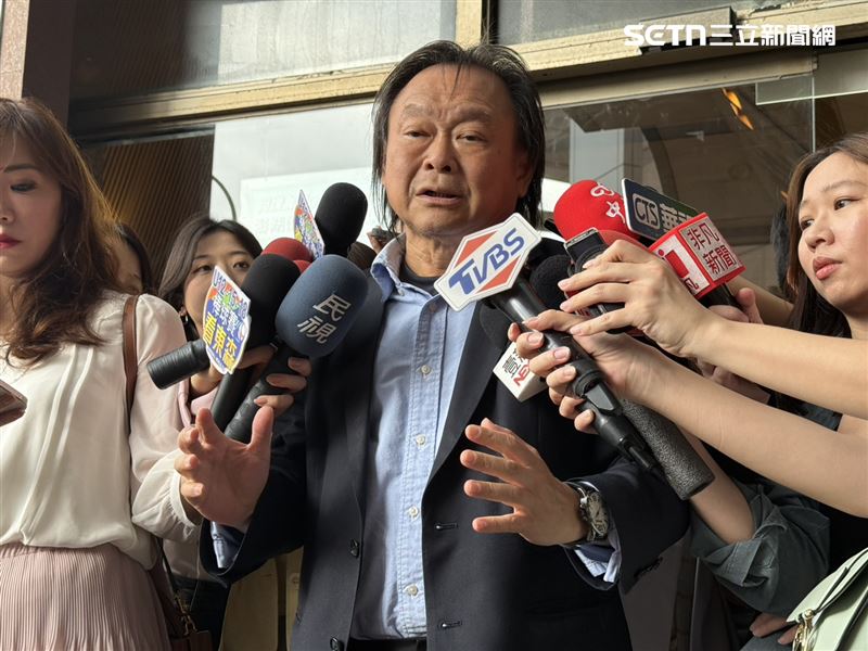 民進黨立委王世堅出席中常會前受訪。(圖/記者劉秀敏攝影)