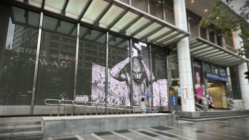 信義時代光牆。(圖/環球音樂提供)