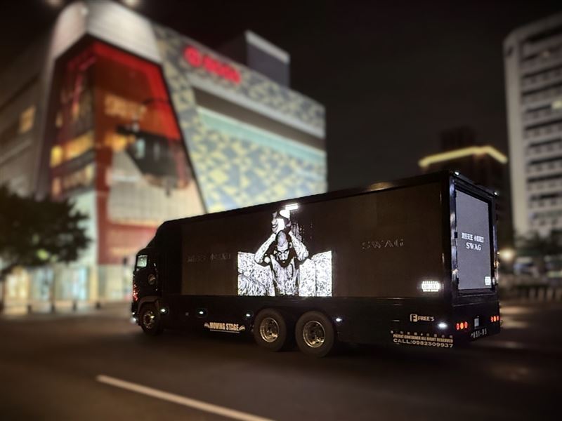 LED卡車行駛中山、東區、西門町和信義商圈。(圖/環球音樂提供)