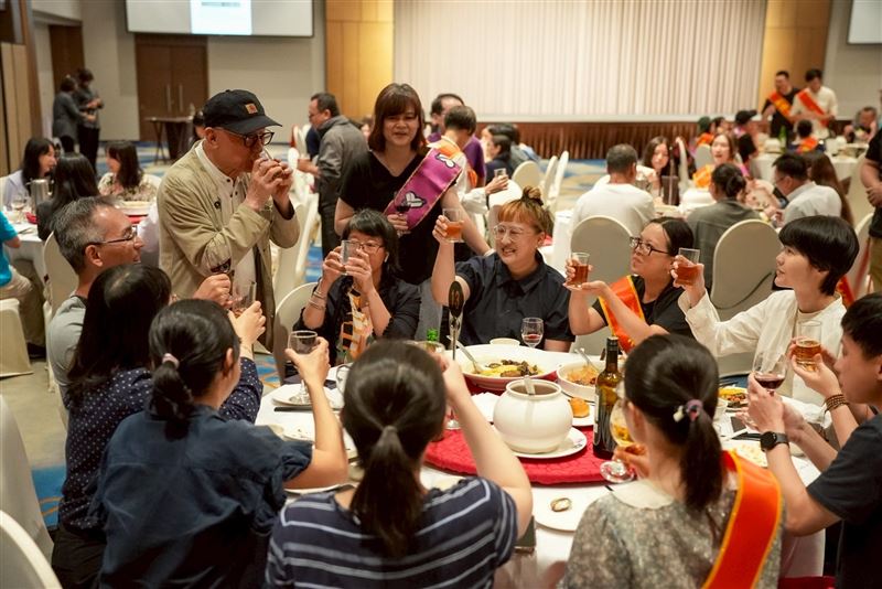 曹興誠說,如果民進黨還要溫良恭「讓」,主權、民主一旦喪失,是「撿」不回來的。(圖/翻攝自曹興誠臉書)