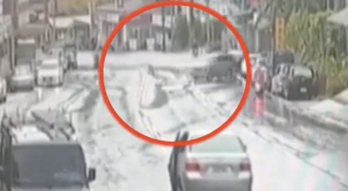 休旅車一路「倒退嚕」滑行數十公尺,衝進民宅內撞倒老婦。(圖/翻攝畫面)