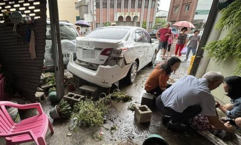 休旅車一路「倒退嚕」衝進民宅內撞倒老婦。(圖/翻攝畫面)