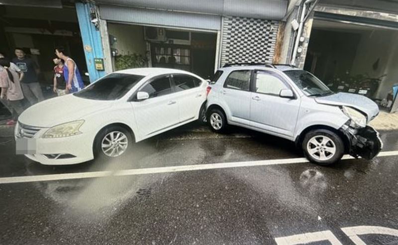 休旅車「倒退嚕」跨越車道撞擊1輛轎車。(圖/翻攝畫面)