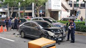 ▲北市轎車沿途追撞4轎車及1機車，造成機車騎士吐血昏迷送醫。（圖／翻攝畫面）