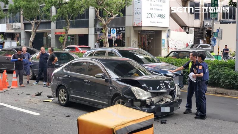北市轎車沿途追撞6轎車及1機車,造成機車騎士吐血昏迷送醫。(圖/翻攝畫面)