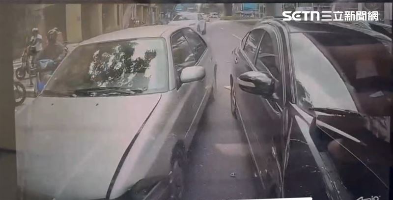 北市轎車沿途追撞6轎車及1機車,造成機車騎士吐血昏迷送醫。(圖/翻攝畫面)
