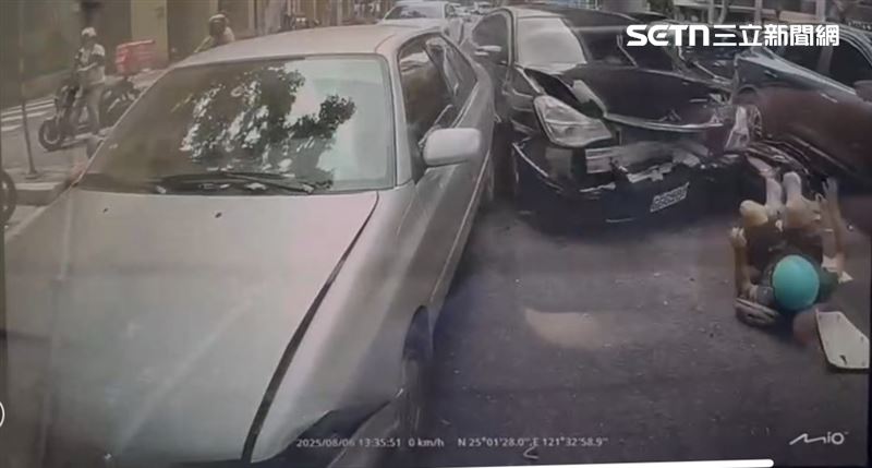 北市轎車沿途追撞6轎車及1機車,造成機車騎士吐血昏迷送醫。(圖/翻攝畫面)