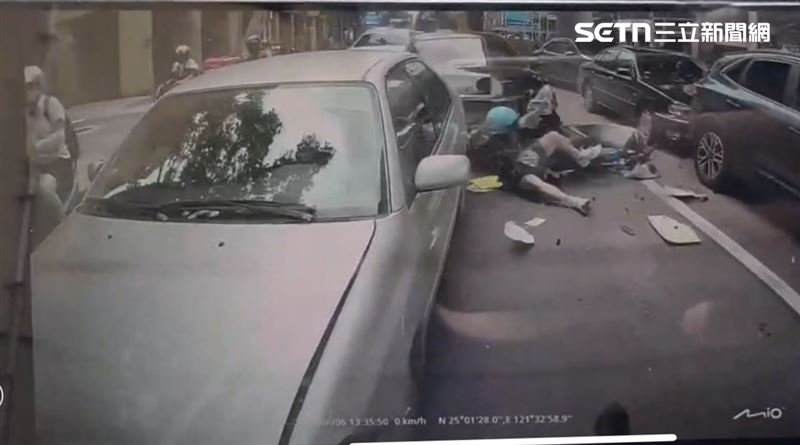 北市轎車沿途追撞6轎車及1機車,造成機車騎士吐血昏迷送醫。(圖/翻攝畫面)