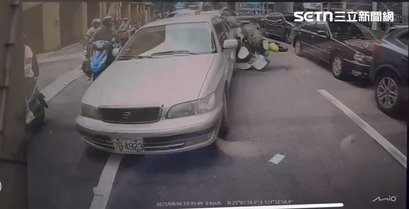 北市轎車沿途追撞6轎車及1機車,造成機車騎士吐血昏迷送醫。(圖/翻攝畫面)