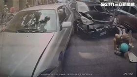  ▲北市轎車沿途追撞4轎車及1機車，造成機車騎士吐血昏迷送醫。（圖／翻攝畫面）