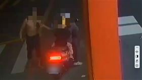 劉男隨機攻擊後被警方逮捕。（圖／翻攝畫面）