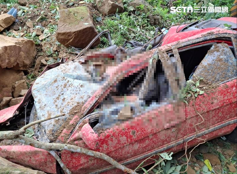 苗栗泰安鄉發生嚴重落石意外,轎車遭落石擊中,車內駕駛、乘客慘死。(圖/翻攝畫面)