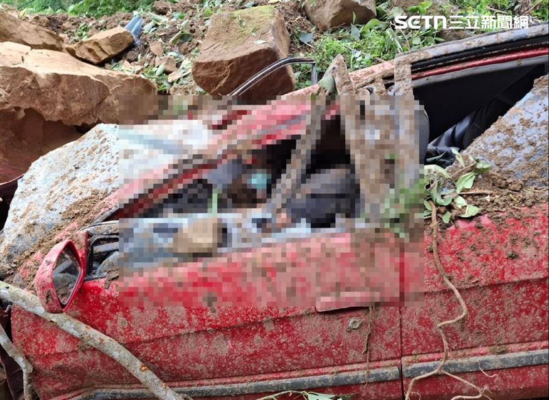 苗栗泰安鄉發生嚴重落石意外,一輛轎車慘遭落石擊中,車內2人慘死。(圖/翻攝畫面)