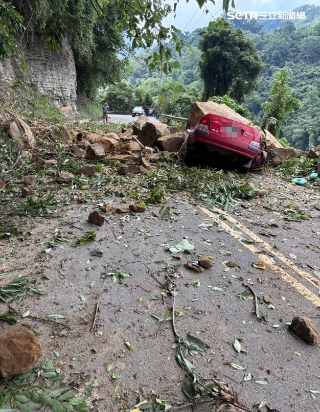 苗栗泰安鄉發生嚴重落石意外,一輛轎車慘遭落石擊中,車內2人慘死。(圖/翻攝畫面)