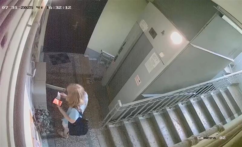 俄羅斯出現一名「黃金女郎」,闖入各大樓樓梯間留下排泄物,甚至偷住戶的信件擦屁股。(圖/翻攝自X平台@karaylo)