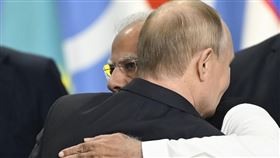 ▲印度總理莫迪與俄羅斯總統普丁兩人熱情擁抱。（圖／美聯社／達志影像）