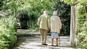 老人、老伴、老夫妻、爺爺奶奶、阿公阿嬤 示意圖／unsplash