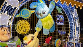 迪士尼與台北市政府觀光傳播局將迪士尼皮克斯經典動畫《玩具總動員》的魔力延伸至「2025大稻埕夏日節」，加碼在水岸推出4座主題造景。（圖/台灣迪士尼提供）