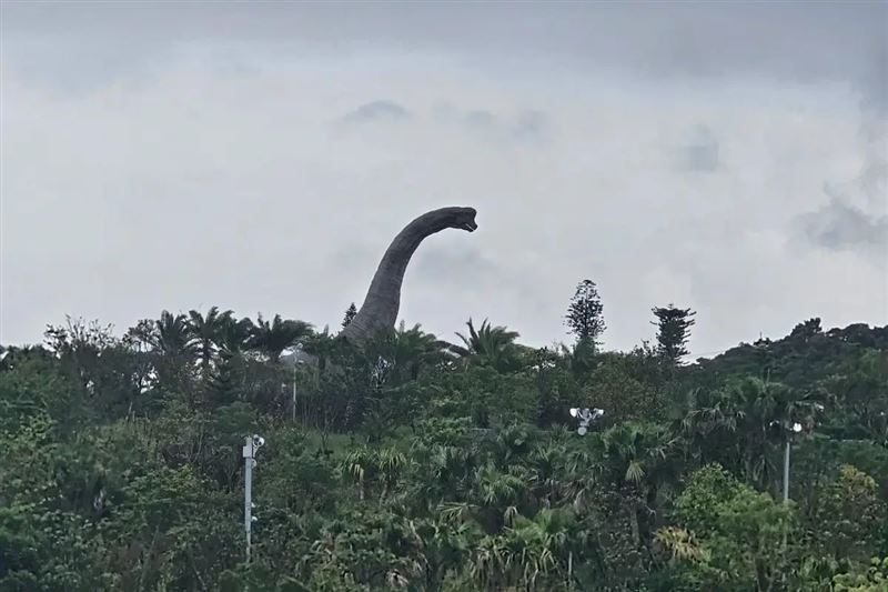 佇立在叢林中的雷龍是JUNGLIA樂園的地標,當地居民憂颱風來恐斷頸。(圖/翻攝Trip.com)