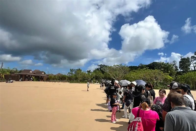 沖繩JUNGLIA排隊「人龍」比恐龍還可怕。(圖/翻攝Trip.com)