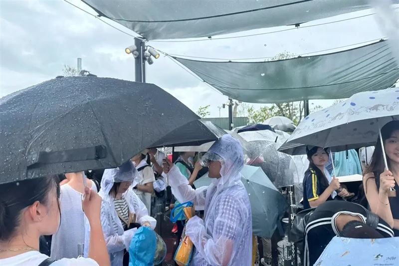 沖繩JUNGLIA幾乎沒有室內空間,遊客淋雨排隊,不少小朋友等到哭。(圖/翻攝Trip.com)