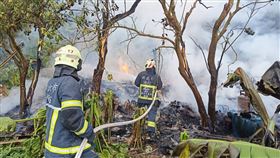 消防隊到場滅火。（圖／翻攝畫面）