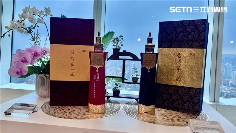 台北101紀念酒選用1977年珍藏至今的頂級陳年高梁，單組售價10800元。（圖／記者 賴俊佑攝影）