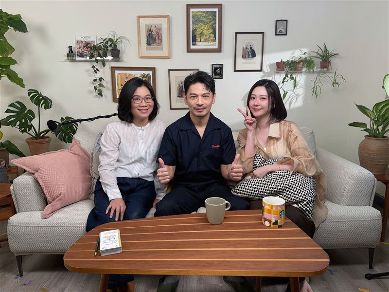 張景嵐（右）與游沛宸（左）邀請阿Ken上節目。（圖／menomeno X 人類圖畫館提供）