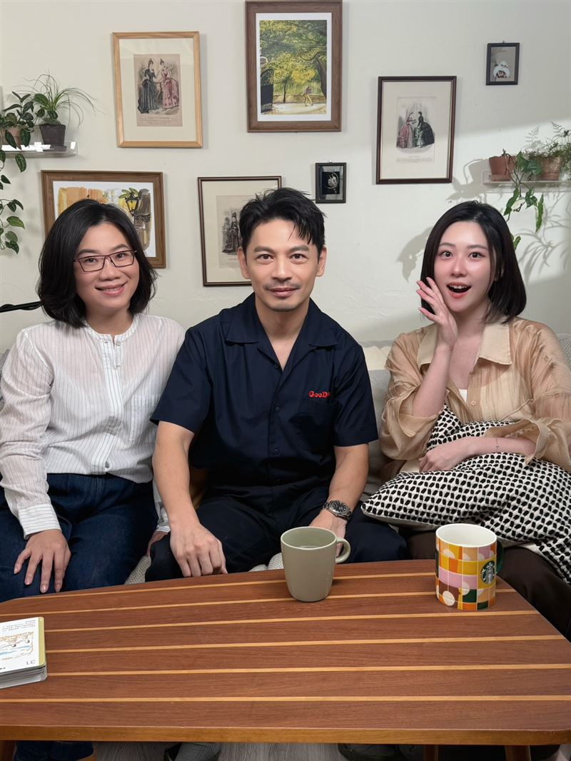張景嵐（右起）與阿Ken曾在《全民最大黨》同台。（圖／menomeno X 人類圖畫館提供）