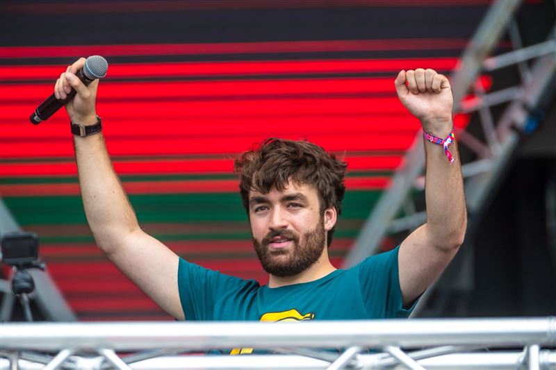 相隔7年「雙面歐神」Oliver Heldens再度來台,今年將以兩種不同身分「Oliver Heldens」、別名「Hi-LO」在主舞台、反派舞台RESISTANCE展現兩種不同曲風的演出。(圖/Ultra Taiwan提供)