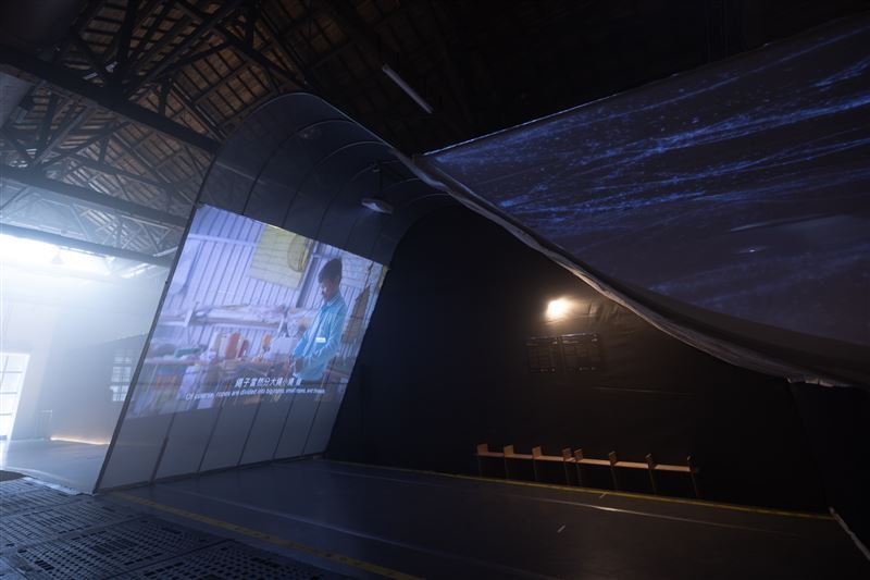 「有河之靈」展區運用ViewSonic超短焦雷射投影機，將水祭儀式及王船製作影像清晰呈現在透光網紗上，並於側面安裝空間投影河水流動波紋。（圖／品牌業者提供）