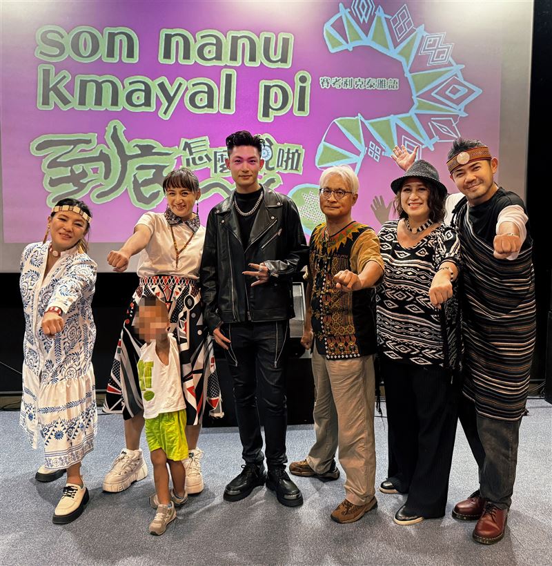 主持人阿比(左起)、歌手高蕾雅、高蕾雅之子-小石頭、歌手AZ、歌手達卡鬧、主持人蘇婭、主持人余荃斌No Name(圖/艾迪昇提供)