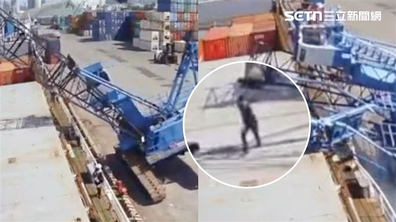 吊櫃作業執行一半，吊車突然失去平衡傾斜翻覆，駕駛驚逃。（圖／翻攝畫面）