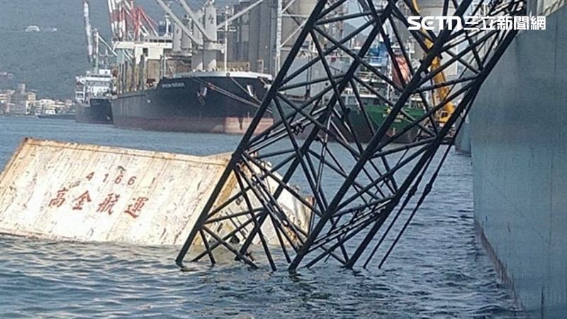 掉落海上兩只貨櫃及斷裂吊臂架已吊至岸邊。（圖／翻攝畫面）